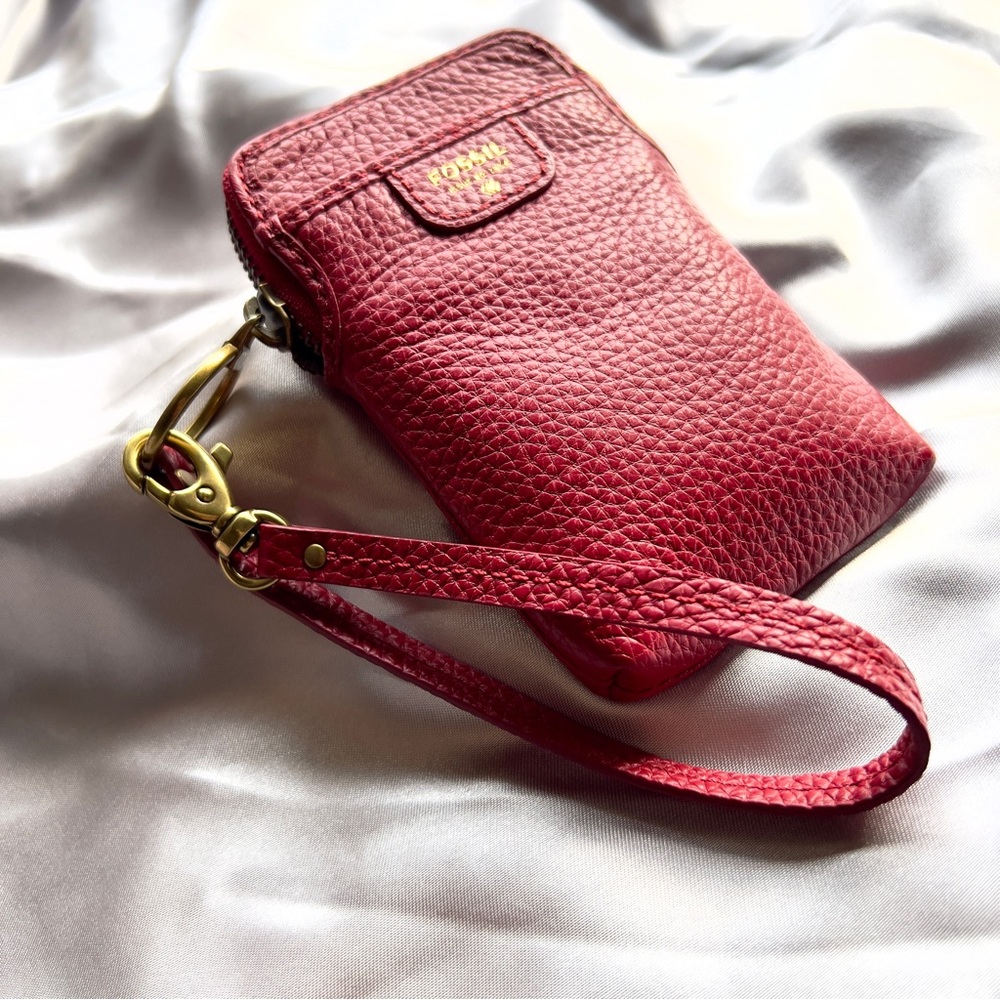 FOSSIL Women’s Red Leather Zipper Closure Gold Brass Hardware Wristlet Wallet